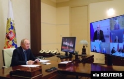 블라디미르 푸틴 러시아 대통령이 18일 모스크바 근교 관저에서 경제 관련 화상회의를 주재하고 있다.