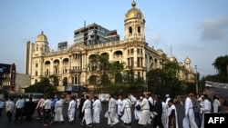 Para penganut Kristen di Kolkata, India, berpartispasi dalam perayaan Paskah di kota tersebut pada 17 April 2022. (Foto: AFP/Dibyangshu Sarkar)