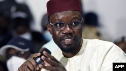 Ousmane Sonko dénonce un "complot" pour torpiller sa candidature à la présidentielle de 2024.