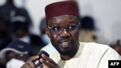 Le principal opposant sénégalais Ousmane Sonko, candidat à l'élection présidentielle de 2024, "dépeint comme anti-Français", affirme n'avoir "rien contre" Paris.