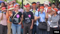 
Yorm Bopha appeared before the court for a hearing that lasted more than five hours, as hundreds of demonstrators gathered outside to demand her release. 