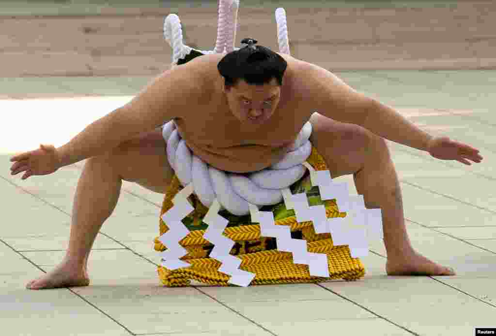 Juara gulat sumo kelahiran Mongolia, Yokozuna Hakuho melakukan ritual merayakan Tahun Baru di Kuil Meiji di Tokyo, Jepang.