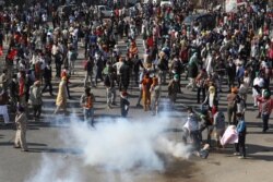 Farmers protest against the newly passed farm bills at Singhu border near Delhi, India, Nov. 27, 2020.