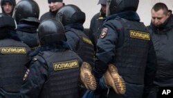 Rossiya politsiyachilari huquq faolini hibsga olmoqda, Moskva, 24-fevral, 2014-yil.