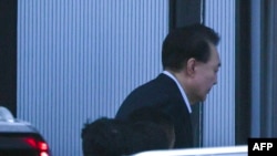 尹锡悦在官邸遭拘捕后，乘坐专车抵达公调处位于果川的办公楼。(法新社：2025年1月15日)