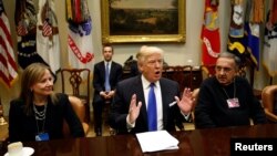 Le président des États-Unis Donald Trump à la Maison Blanche à Washington le 24 janvier 2017.