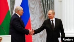 Presiden Rusia Vladimir Putin (kanan) dan Presiden Belarus Alexander Lukashenko menghadiri konferensi pers di Moskow pada 9 September 2021. Kedua negara baru baru ini melakukan latihan militer gabungan yang membuat negara tetangga resah. (Foto: Reuters/Shamil Zhumatov)