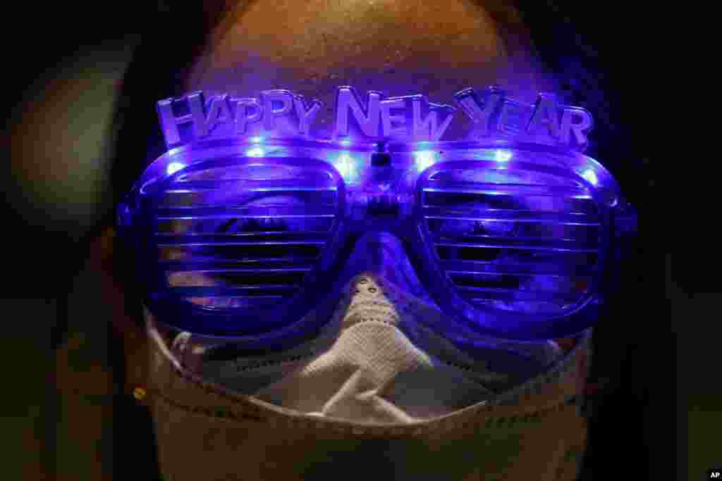 멕시코 멕시코시티에서 열린 새해 맞이 행사에서 마스크와 고글을 쓴 관광객.