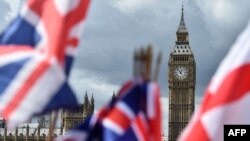 Bendera Inggris berkibar dekat Menara Elizabeth atau terkenal dengan nama Big Ben, di London pusat, 9 Juni 2017. (Foto:dok)