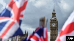 Bendera nasional berkibar di dekat The Elizabeth Tower, biasa disebut Big Ben, di pusat kota London pada 9 Juni 2017. (Foto: AFP)