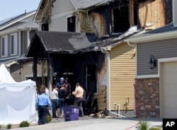Dalam foto arsip 5 Agustus 2020 ini, para penyelidik berdiri di luar sebuah rumah di mana lima orang anggota keluarga imigran Senegal ditemukan tewas setelah rumah mereka terbakar di pinggiran kota Denver (foto: dok).