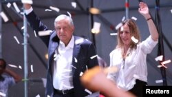 Andres Manuel Lopez Obrador sa suprugom