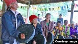 ក្រុមប្រជាពលរដ្ឋ​ជនជាតិ​ដើមភាគ​តិច​ រៀបចំ​ពិធី​តាម​ប្រពៃណី​របស់​ជនជាតិដើមភាគតិច​នៅ​មជ្ឈមណ្ឌល​វប្បធម៌​ជនជាតិ​ដើម​ភាគតិច​ ភ្នំដោះក្រមុំ​ ក្នុង​ខេត្តមណ្ឌល​គិរី​ កាលពីថ្ងៃទី​១៤​ ខែឧសភា​ ឆ្នាំ​ ២០១៨។ (ផ្តល់​ដោយមជ្ឈមណ្ឌល​វប្បធម៌​ជនជាតិ​ដើម​ភាគតិច​​ភ្នំដោះក្រមុំ)