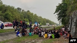 Pengungsi Rohingya, yang melarikan diri dari depot sementara Sungai Bakap milik Imigrasi Malaysia. (Foto: via AP)
