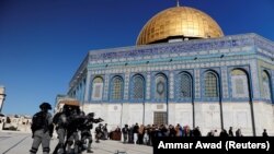Pasukan keamanan Israel saat bentrok dengan pengunjuk rasa Palestina di kompleks Masjid al-Aqsha, yang dikenal oleh umat Islam sebagai Tempat Suci dan bagi orang Yahudi sebagai Temple Mount, di Kota Tua Yerusalem 15 April 2022. (Foto: REUTERS/Ammar Awad)