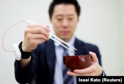 Sumpit yang dapat meningkatkan cita rasa makanan dengan gelombang stimulasi listrik di Tokyo, Jepang, 15 April 2022. (Foto: REUTERS)
