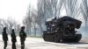 Anggota tentara pro-Rusia berdiri di dekat tank di Mariupol selatan, Ukraina, 20 April 2022.