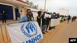 Des migrants africains manifestent contre le Haut Commissariat de l'ONU pour les réfugiés (HCR) en Tunisie près de la frontière libyenne, le 14 février 2022.