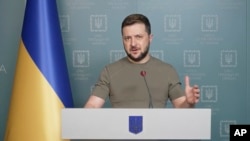 Presiden Ukraina Volodymyr Zelenskyy berbicara dari Kyiv, Ukraina, pada 18 April 2022. (Foto: Ukrainian Presidential Press Office via AP)