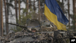 خودروی زرهی با پرچم اوکراین