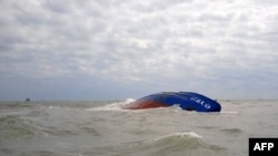 Une photo fournie par le ministère tunisien de la Défense le 17 avril 2022 montre le navire Xelo coulé au large du golfe de Gabès, dans le sud-est de la Tunisie.