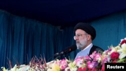Presiden Iran Ebrahim Raisi menyampaikan pidato saat upacara parade Hari Tentara Nasional di Teheran, Iran 18 April 2022. (Website Presiden/WANA (West Asia News Agency)/Handout via REUTERS)