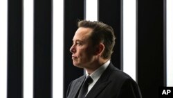 Elon Musk, CEO Tesla, saat menghadiri saat pembukaan pabrik Tesla Berlin Brandenburg di Gruenheide, Jerman, pada 22 Maret 2022. (Foto: Pool via AP/Patrick Pleul)