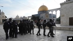 Polisi Israel dikerahkan di kompleks Masjid Al Aqsa di Kota Tua Yerusalem, Jumat, 22 April 2022. (Foto: AP)
