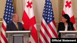 სენატორი ქრის ქუნსი და პრეზიდენტი სალომე ზურაბიშვილი