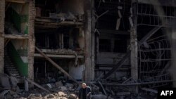 러시아 미사일 공격을 받은 크이우 외곽 '비자르' 기계공장의 잔해가 15일 포착됐다. 