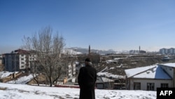 Seorang pria berdiri di lokasi tertinggi di Erzurum, wilayah timur Turki, pada 5 Maret 2021. (Foto: AFP/Ozan Kose)