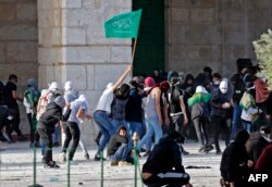 22일 동예루살렘 알아크사 사원에서 팔레스타인 시위대가 이스라엘 경찰에 맞서고 있다.