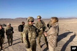 AQSh Armiya departamenti rahbari Kristin Vormut trening markazida qo'mondonlar bilan gaplashmoqda, Fort Irvin, Kaliforniya, 2022-yil, 12-aprel.
