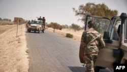ARCHIVES - Des troupes de l'armée malienne patrouillent sur la route entre Mopti et Djenne, dans le centre du Mali, le 28 février 2020. 