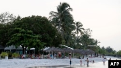 Sur la plage du club Sogara à Port-Gentil, au Gabon, le 28 janvier 2017. 
