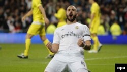 Karim Benzema, joueur du Real Madrid, pousse un cri de joie après avoir marqué un but contre Villarreal lors d’un match de la Liga, la première division espagnole de football, au stade Santiago Bernabeu, à Madrid, Espagne, 20 avril 2016. epa/ MARISCAL 