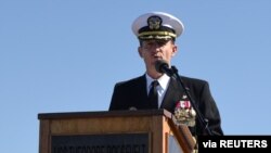  신종 코로나바이러스 감염증(COVID-19) 관련 도움 요청이 담긴 서한 유촐로 경질된 핵 추진 항공모함 시어도어 루스벨트(CVN-71)호의 브렛 크로지어 함장.