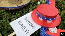 Tanda pemberian suara lebih awal di luar Rumah Sakit Memorial Jackson di Miami-Dade County, Florida, untuk pemilihan presiden (24/10). (AP/Lynne Sladky)