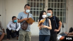 ជនជាតិ​ចិន​ដើរ​ចេញ​ពី​មន្ទីរ​ពិសោធន៍​បង្អែក​ជាតិ​នៃ​វិទ្យាស្ថាន​សុខភាព​សាធារណៈ ដែល​ជា​កន្លែង​ធ្វើ​តេស្ដ និង​ចេញ​វិញ្ញាបនបត្រ​សុខភាព​លើ​តេស្ត​ជំងឺ​កូវីដ១៩ សម្រាប់​អ្នក​ដែល​មាន​បំណង​ធ្វើ​ដំណើរ​ទៅ​ក្រៅ​ប្រទេស ថ្ងៃទី​១៥ ខែ​មីនា ឆ្នាំ​២០២១។ (ទុំ ម្លិះ/វីអូអេ)