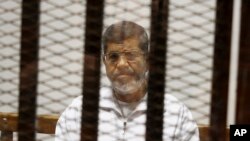 Muhammad Mursi sud zalida. Qohira, 8-may, 2014. 