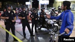 Polisi Los Angeles sedang ditanyai seorang pria (membawa sepeda), saat bertugas di jalanan Los Angeles, California. (Foto: dok). 
