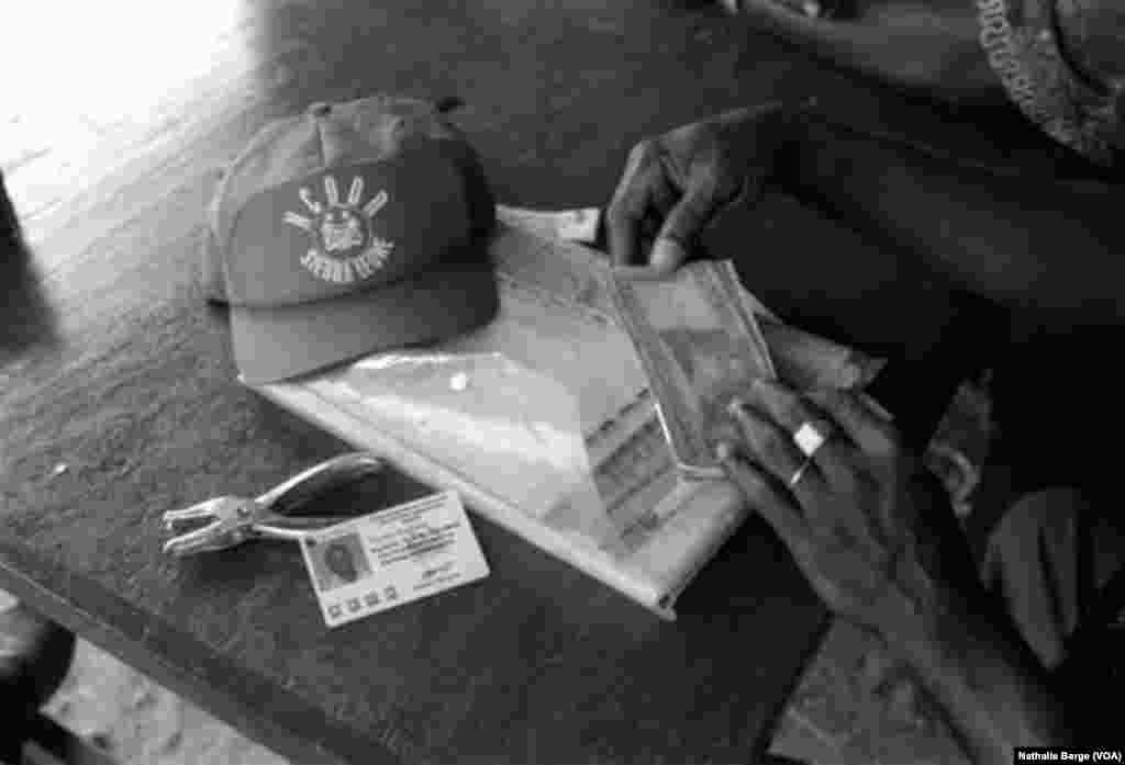 Un responsable du programme de Démobilisation, Désarmement et Réinsertion à Kenema, dans le sud-est de la Sierra Leone, 2002. (Nathalie Barge, VOA)