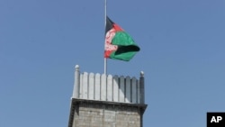 امروز در افغانستان و تمام نمایندگی‌های سیاسی این کشور، بیرق افغانستان نیمه برافراشته است.