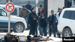 Polisi Tunisia mengamankan lokasi di sekitar gedung parlemen Tunisia di Tunis, Rabu (18/5).