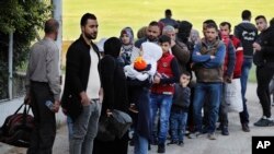 Pengungsi Suriah di Beirut, Lebanon, antri untuk naik bus yang akan membawa mereka kembali ke Suriah, Selasa, 3 Desember 2019.