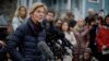 Senator AS, Elizabeth Warren, memberikan keterangan kepada reporter di luar tempat kediamannya di Cambridge, Massachusetts, 31 Desember 2018.
