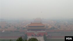 北京雾霾掩盖表面的平静之下政治暗流涌动。（美国之音东方拍摄）