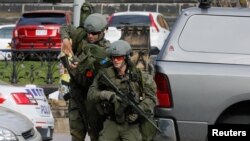 Tentara dan polisi Kanada mengamankan gedung parlemen di Ottawa untuk mencari tersangka penembak seorang tentara, Rabu (22/10).