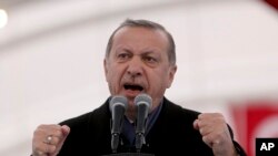 Presiden AS Recep Tayyip Erdogan berpidato dalam upacara pembukaan Terowongan Eurasia di Istanbul (20/12). 