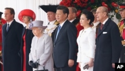 2015年10月20日英国女王伊丽莎白二世(前左), 中国国家主席习近平和夫人彭丽媛在欢迎仪式